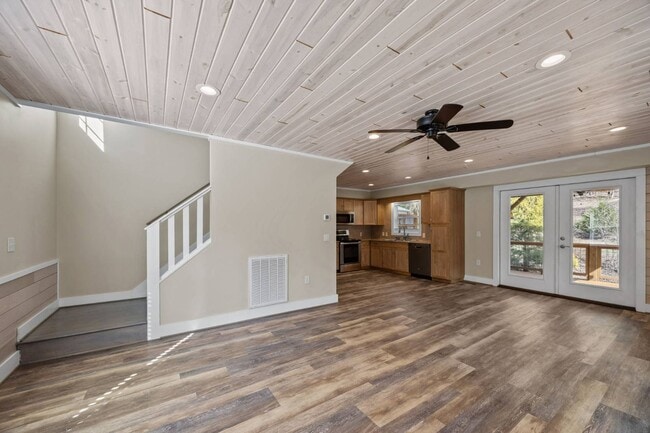 Building Photo - 251 Landwood Ln