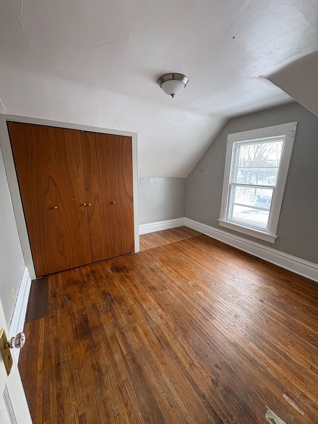 Building Photo - 2 bed 1 bath single family home first floor washer and dryer hookup