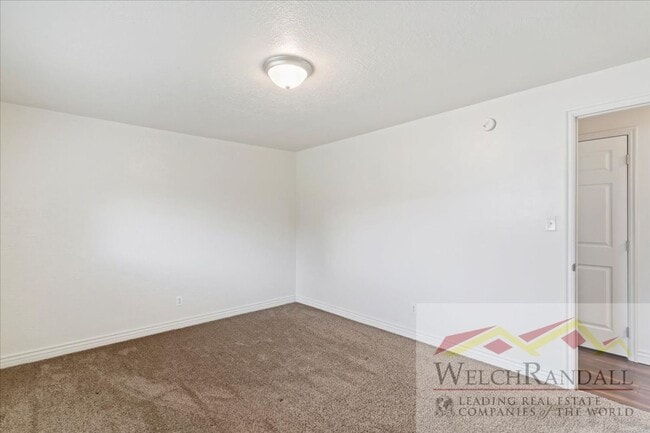 Building Photo - 2 Bedroom 1 Bath Duplex in Riverdale