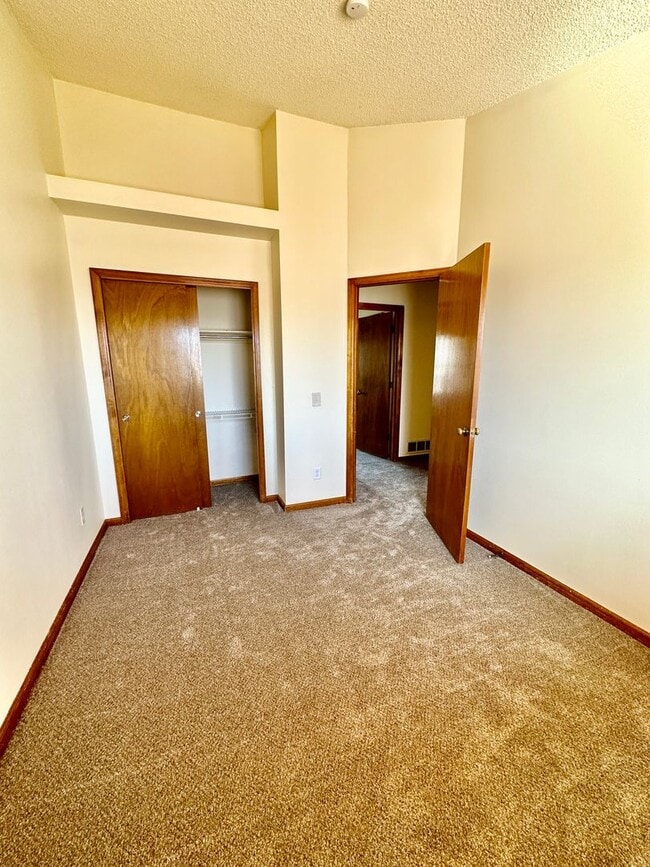 Building Photo - 4218 Goldenridge Way