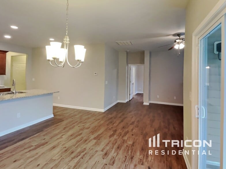 Building Photo - 652 Rose Mallow Dr