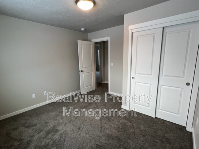 Building Photo - 675 NE Brookstone Dr