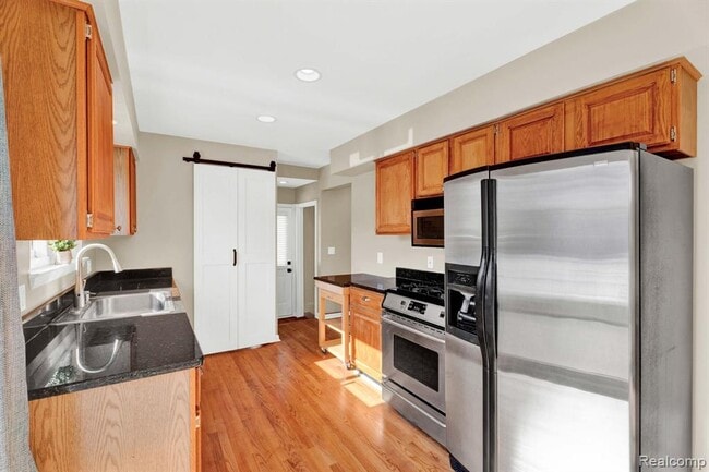 Building Photo - 1560 E Lincoln St