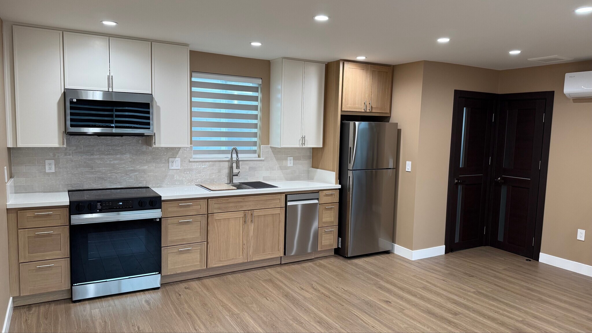 Building Photo - 594 S Mentor Ave