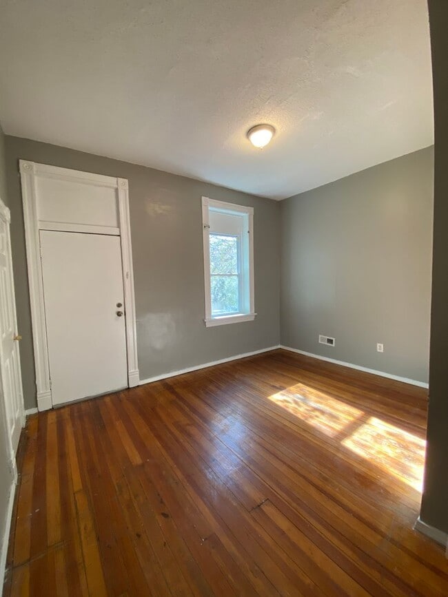 Building Photo - Get it while it lasts! Spacious 4 Bedroom ...