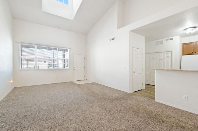 Building Photo - Relaxing townhome in Monument Villas