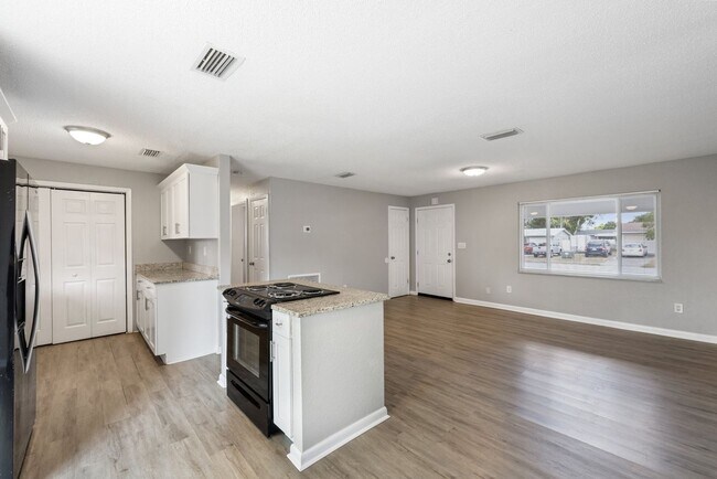 Building Photo - Beautifully renovated 4bdrm/2bath home wit...