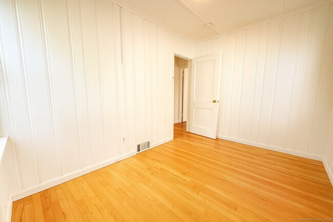 Building Photo - 645 Burnsford Ave