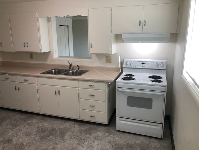 Building Photo - Large upstairs 2 bedroom apartment!