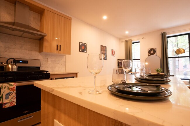 Building Photo - 48 Somers St