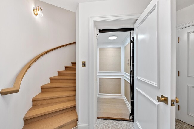 Building Photo - 245 Everglade Ave