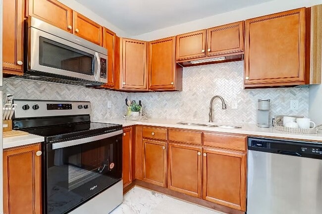 Building Photo - 2BD/2BA Town Home Mount Pleasant Fully Furnished - Available May 1st, 2026 LEASE TERM NEGOTIABLE