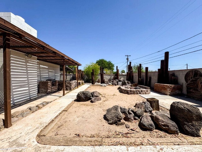 Building Photo - "Charming 3 Bedroom, 2 Bathroom Home with Spacious Living"