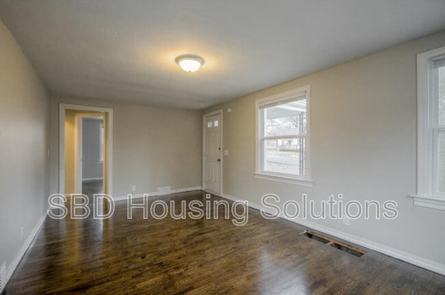 Building Photo - 10522 E 10th St S