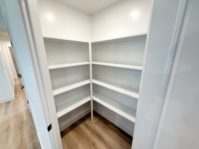 Building Photo - 2130 Carriage Hill Cir