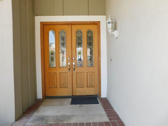 Building Photo - Spacious 4 bedroom 2.5 bath two soty house...