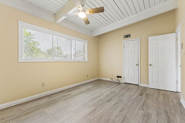 Building Photo - Location, Location, Location! Move-in ready, Offers 2 beds and 1 bed