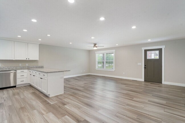 Building Photo - 1120 N Clay Ave