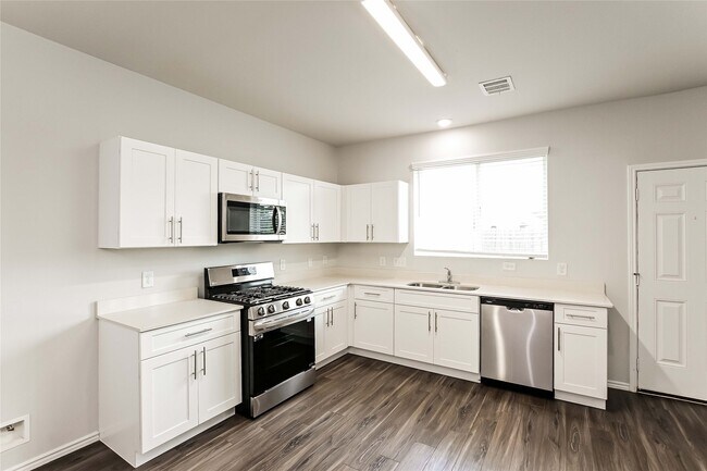 Building Photo - 18546 Boomi Ravine Trl