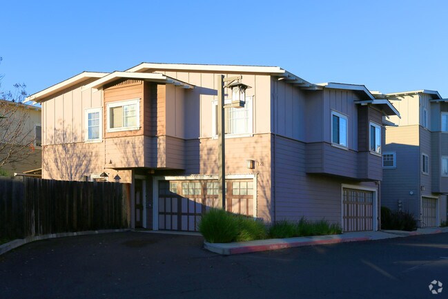 Building Photo - Valley Oak Villas