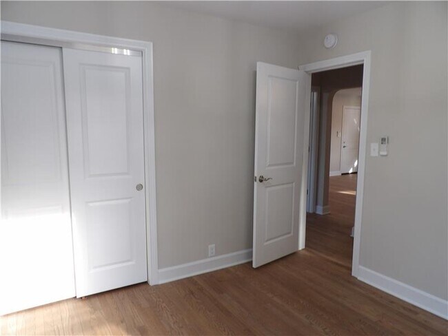 Building Photo - 215 S Ft Thomas Ave