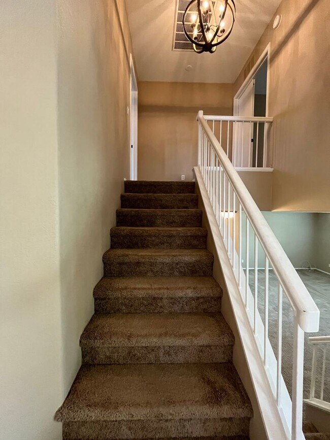 Building Photo - 4 Bedroom Home Near N McQueen Rd and E Cha...