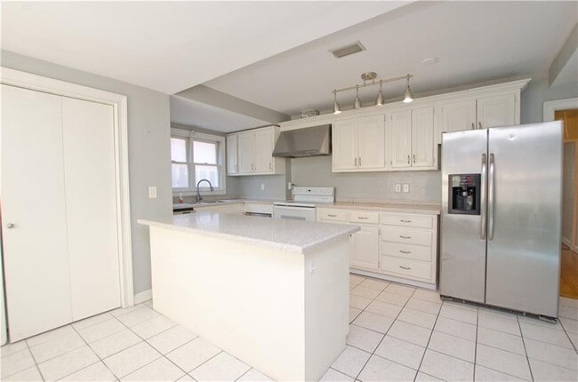 Building Photo - 1398 Woodmont Ln NW