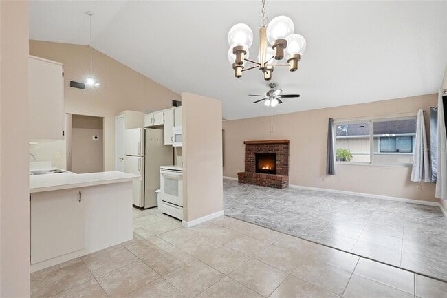 Building Photo - 754 Summerland Dr