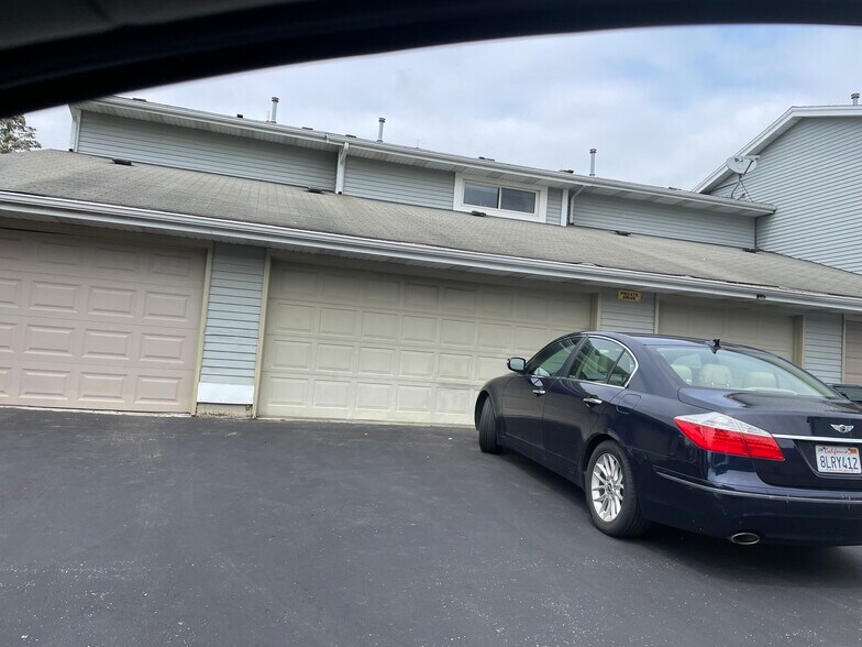 Great 2 car garage - 2014 McKenna Blvd