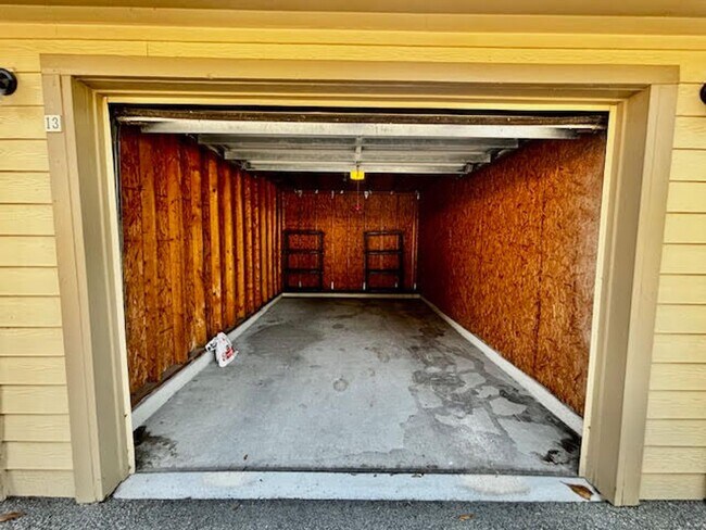 Building Photo - Awesome 3/2 Condo w/ a garage Gate Parkway...
