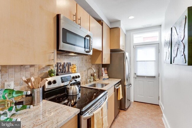 Building Photo - Gorgeous Rowhome Walking Distance to Colum...