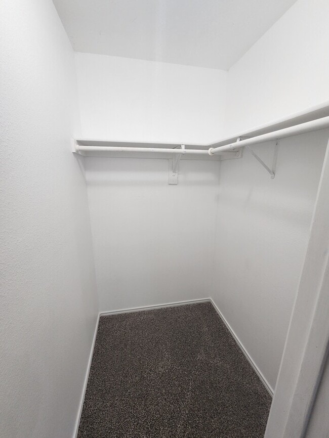 Building Photo - 3 bed 2 bath home, 1 car garage