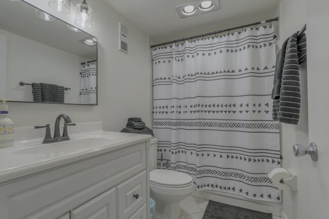 Building Photo - 1082 E Michigan St