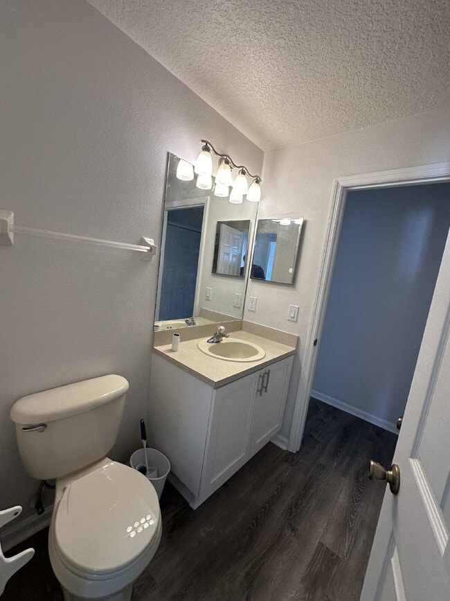 Building Photo - Beautiful Townhome