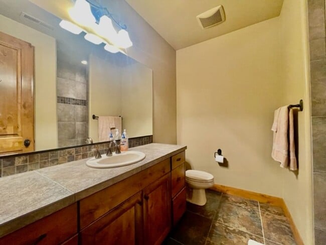 Building Photo - Beautiful Fully Furnished home in an Exclu...