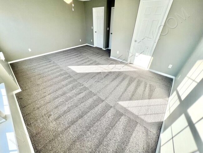 Building Photo - Beautiful and Spacious Olathe West Townhom...