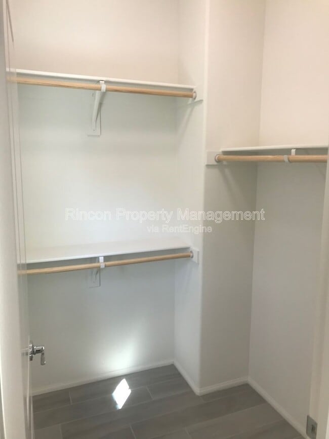 Building Photo - 581 Pioneer St