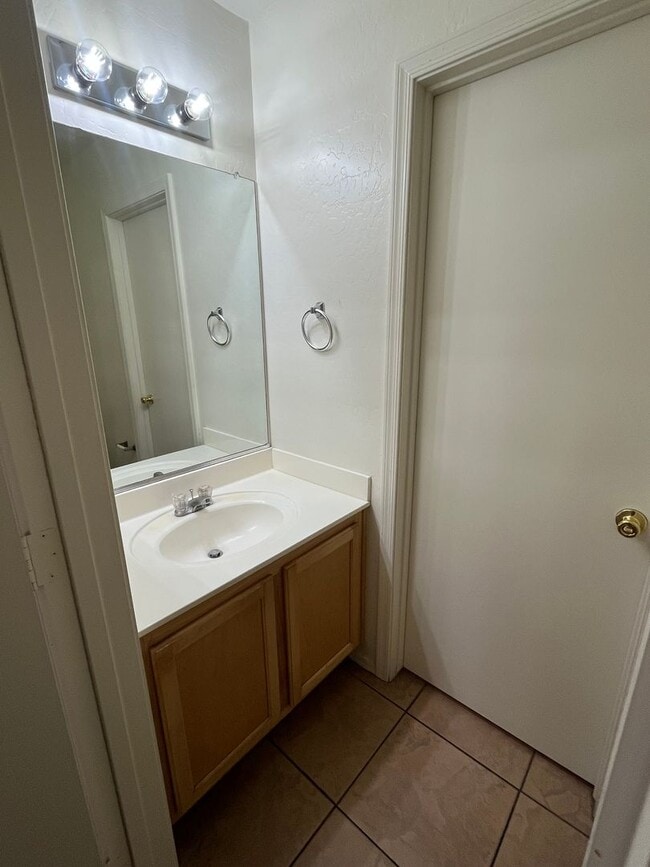 Building Photo - GREAT 4 BEDROOM 2 BATH HOME