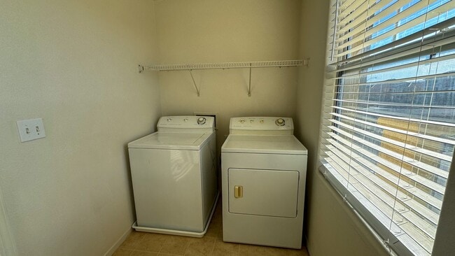 Building Photo - 3 bed, 2.5 bath, 1,746 sq ft home in southwest Las Vegas