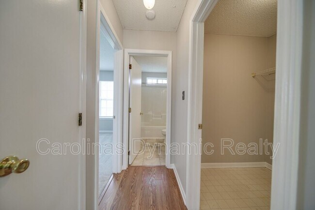 Building Photo - 120 Lantana Dr