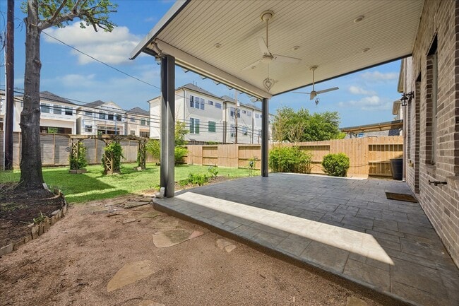 Building Photo - 7608 Janak Dr