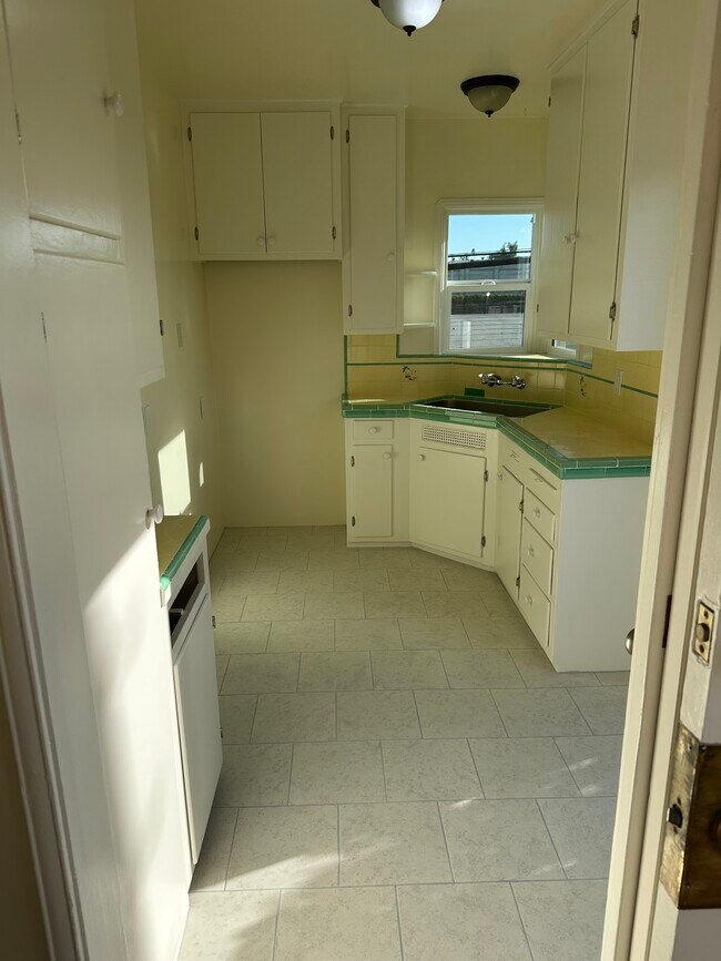 Building Photo - 914 E 68th St