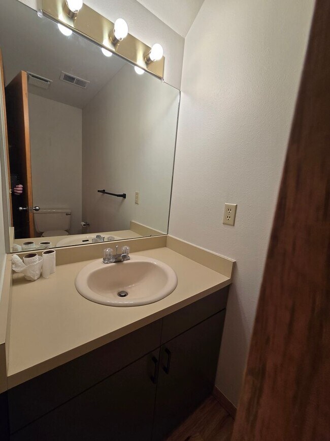 Building Photo - Super Clean and Private!