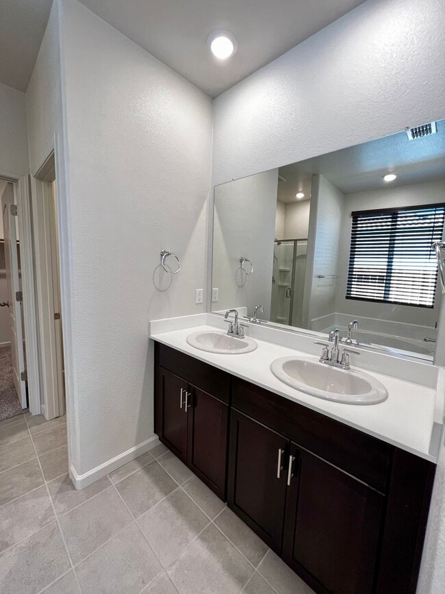 Building Photo - 2035 Greenbriar Dr