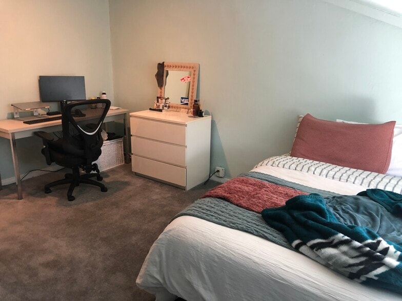 Bedroom 2 - 4346 Cresson St