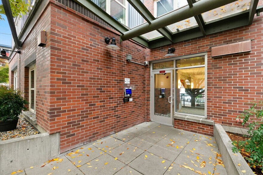 Building Photo - Renovated Studio in Capitol Hill with Rooftop City Views!!!!