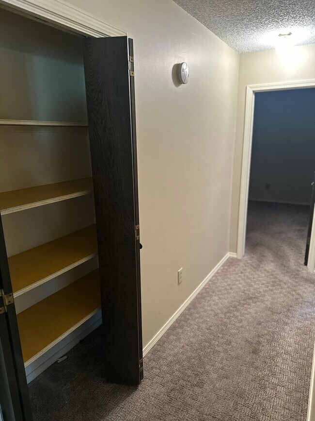 Building Photo - Available Now!  3-Bedroom, 2-Bathroom Spri...