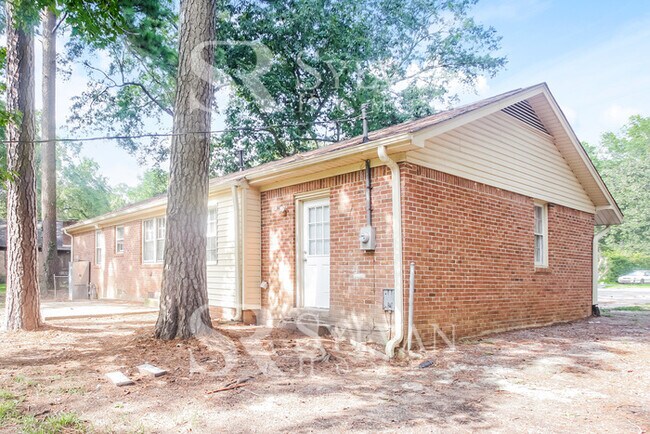 Building Photo - Cozy 3 BR 2 BA Home