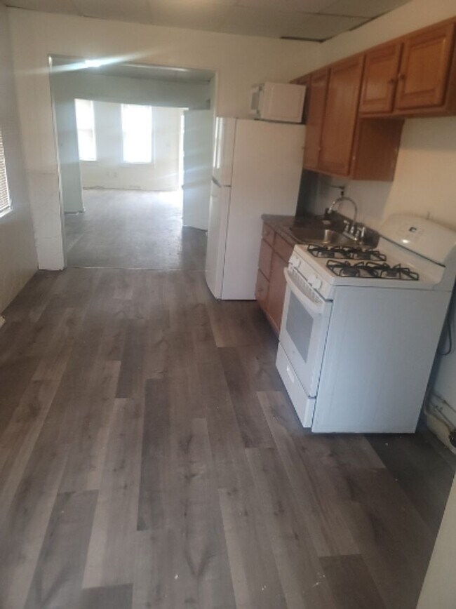 Building Photo - AVAILABLE FOR SHOWING!!! 4BR / 1BA.