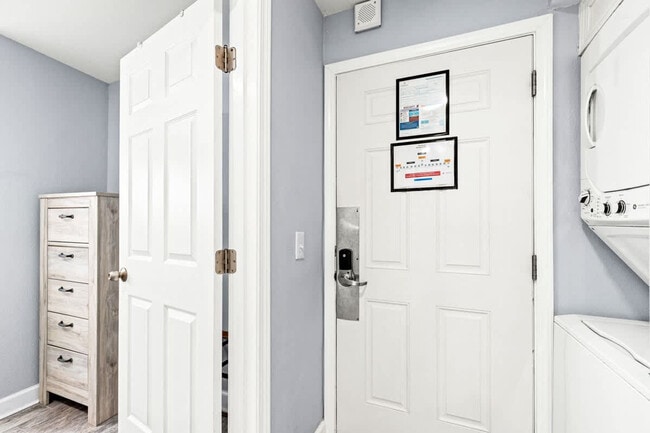 Building Photo - 8743 Thomas Dr